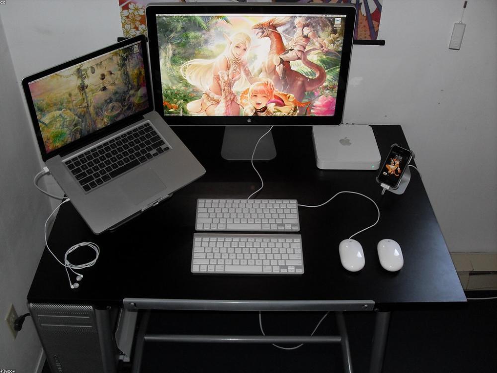 Setup de tecnología: laptop, monitor y equipos